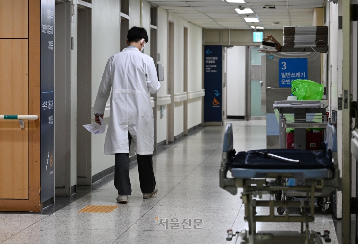 20일 오전 서울 종로구 서울대병원에서 한 의사가 복도를 걷고 있다. 2024.2.20. 도준석 전문기자
