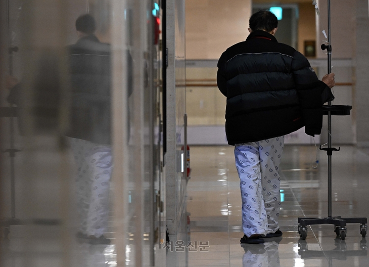 18일 서울 시내 한 대형 종합병원에서 한 환자가 원내에서 산책을 하고 있다. 2024.2.18. 오장환 기자