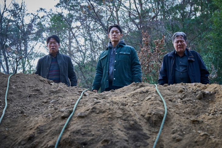 장재현 감독의 새 영화 ‘파묘’는 수상한 묘를 이장한 풍수사와 무당, 장의사가 겪는 기이한 사건을 그린 오컬트 장르물이다.  쇼박스 제공