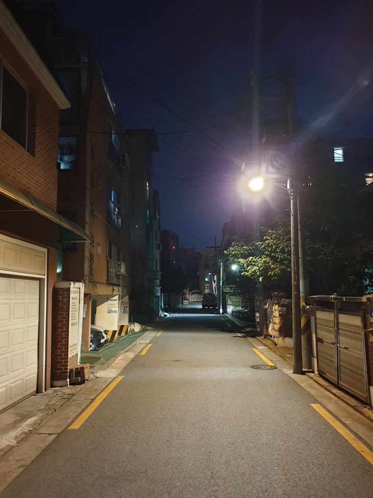 서울 강서구의 한 골목길의 가로등이 LED로 교체되면서 주변이 한층 밝아졌다. 강서구 제공