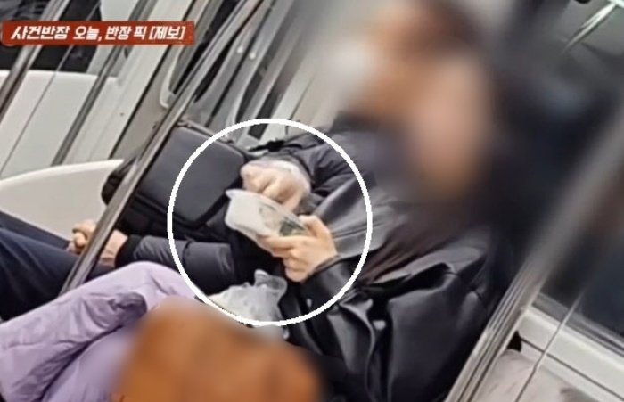 지하철 안에서 음식 냄새를 풍기며 식사하는 여성의 모습이 공개됐다. JTBC ‘사건반장’ 캡처