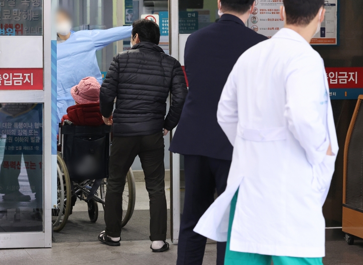 21일 오전 서울의 한 대형병원 응급의료센터에서 의료진이 이동하고 있다.  보건복지부는 이날 전일 오후 10시 기준 주요 100개 수련병원을 점검한 결과 전공의의 71.2%인 8천816명이 사직서를 제출했다고 밝혔다. 연합뉴스