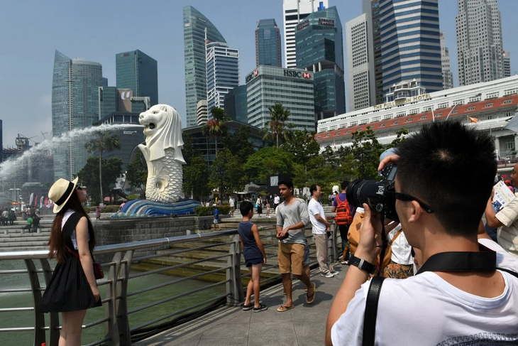 싱가포르를 찾은 중국인 관광객이 멀라이언 앞에서 사진을 찍고 있다. 싱가포르 AFP 연합뉴스