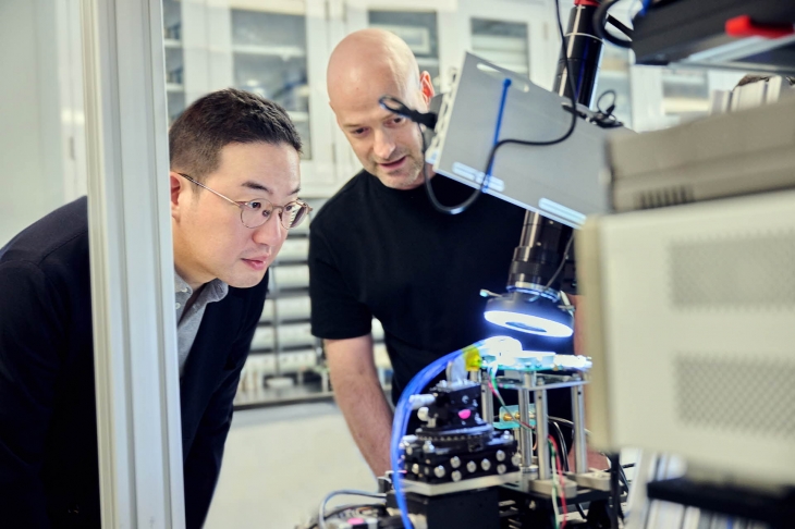 구광모(왼쪽) LG 대표가 캐나다 토론토 자나두 연구소에서 크리스티안 위드브룩 자나두 CEO와 함께 양자컴퓨팅 관련 실험 장비를 살펴보고 있다. LG 제공
