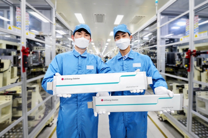LG에너지솔루션 오창공장에서 직원들이 자체 개발한 롱-셀(Long Cell) 배터리를 선보이고 있다. LG에너지솔루션 제공