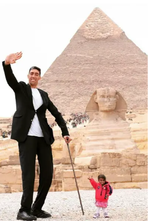 2018년 이집트 피라미드 앞에서 찍은 두 사람. 기네스북 홈페이지 캡처