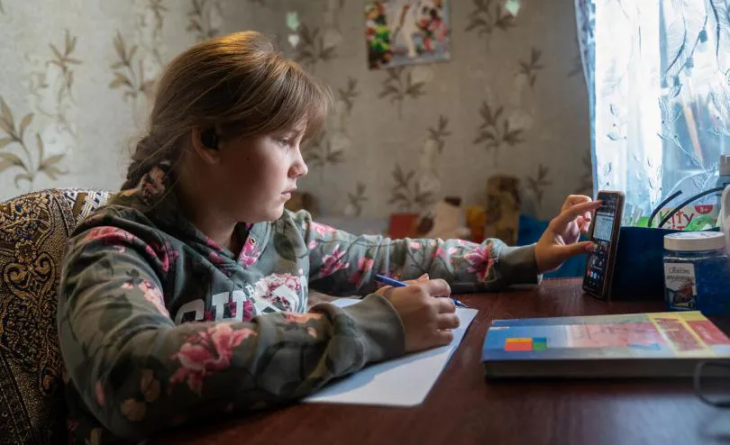 2년째 전쟁을 겪는 열두살 안나(가명)가 우크라이나 헤르손에 있는 집에서 작은 스마트폰을 이용해 온라인 수업을 받고 있다. 세이브더칠드런 제공