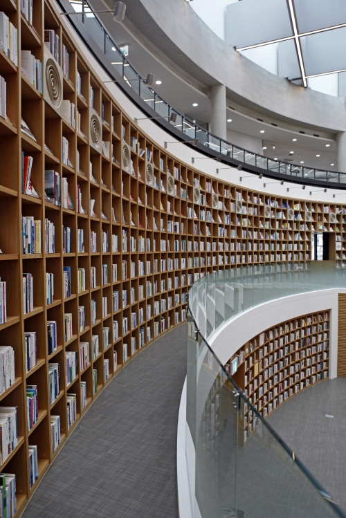 인제 기적의도서관은 지하 1층에서 지상 2층까지 열린극장과 열람석이 계단식으로 이뤄져 있다. 높이는 11.5m다.
