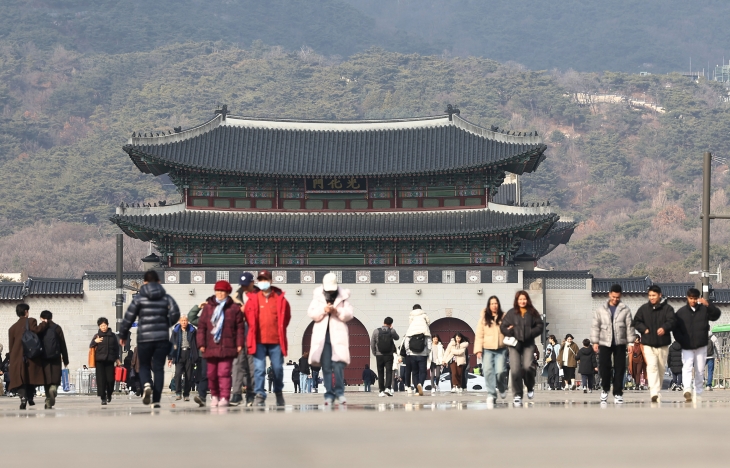 지난 13일 서울 광화문광장에서 시민과 외국인 관광객들이 걸어가고 있다. 연합뉴스