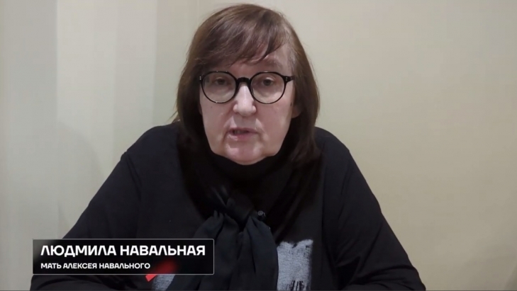 옥중 사망한 러시아 반정부 운동가 알렉세이 나발리의 어머니 류드밀라 나발나야가 22일(현지시간) 나발니가 운영하던 유튜브 채널에 올린 1분 35초짜리 영상을 통해 시베리아 북단 야말로네네츠 자치구의 살레하르트 마을에서 아들의 시신을 봤다고 밝혔다. 다만 러시아 당국이 비밀 매장을 강요하며 협박하고 있다고 폭로했다. 2024.2.22 유튜브
