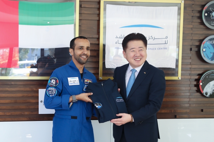 오영훈 제주도지사가 지난 22일 아랍에미리트 두바이 빈 라시드 우주센터를 방문해 기념품을 교환하면서 UAE 최초 우주인인 알 만수리(왼쪽)와 기념촬영을 하고 있다. 제주도 제공