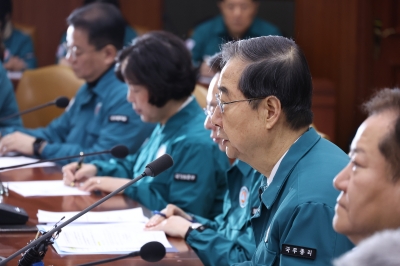 한총리, “공공의료기관 평일 진료 최대 연장” 공보의·군의관 등 지원(종합)