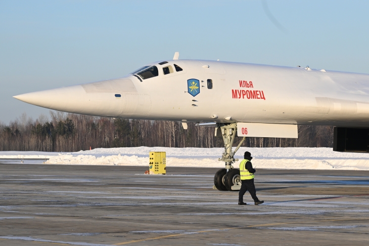 22일(현지시간) 블라디미르 푸틴 러시아 대통령의 비행 전 대기 중인 투폴레프(Tu)-160M. 핵무기를 탑재할 수 있는 초음속 장거리 전략폭격기다. 2024.2.22 크렘린