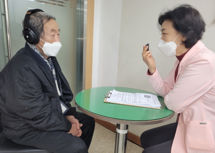 한 어르신이 서울 영등포구가 지원하는 ‘무선 청력 보조기기’를 착용해보고 있다. 영등포구 제공