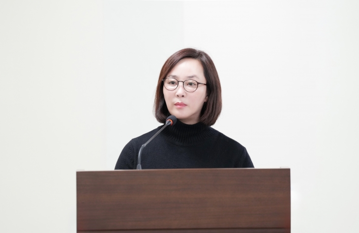 박진희 하남시의회 부의장이 지난 21일 발의한 ‘하남시 노인교육 지원 조례, 하남시 노인 스마트 기기 활용 교육 지원 조례’에 대해 자치행정위원회 조례심사에서 제안설명을 하고 있다. 하남시의회 제공