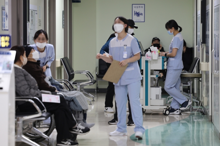 정부가 보건의료재난 위기경보를 최상위 단계인 ‘심각’으로 상향한 23일 서울의 한 대학병원에서 간호사들이 분주히 움직이고 있다. 연합뉴스