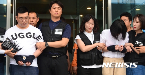 2017년 7월 3일 서울의 한 모텔에서 검거된 심천우(왼쪽)와 강정임이 창원서부경찰서로 압송되고 있다.