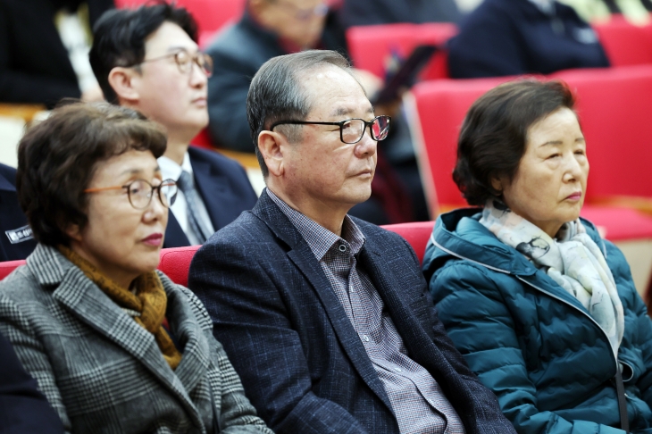 16일 광주 동구 조선대학교 서석홀에서 열린 정선엽 병장의 명예졸업증서 수여식에 정 병장의 가족들이 추모하고 있다. 2024.2.1 광주 연합뉴스