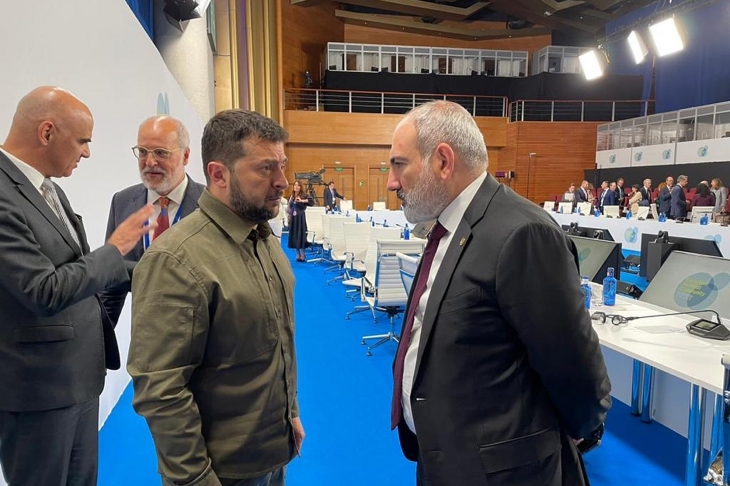 2023년 10월 스페인 그라나다에서 열린 3차 유럽정치공동체(EPC) 정상회의 때 처음 만난 볼로디미르 젤렌스키(왼쪽) 우크라이나 대통령과 니콜 파시냔 아르메니아 총리. 2024.2.24 아르메니아 팩터TV
