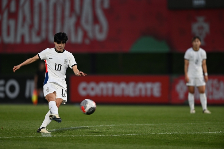 한국 여자축구대표팀의 지소연이 25일 포르투갈 리스본 풋볼시티 경기장에서 열린 체코와의 친선 경기에서 프리킥으로 A매치 통산 70번째 득점을 기록하고 있다. 케이시 유진 페어가 골을 보탠 한국이 2-1로 이겼다. 대한축구협회 제공