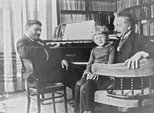 오스트리아 물리학자 파울 에렌페스트(왼쪽)와 절친한 친구였던 알베르트 아인슈타인(오른쪽)이 에렌페스트의 아들을 무릎에 앉히고 이야기를 나누고 있는 모습  위키피디아 제공