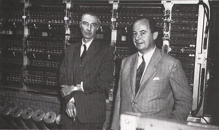 20세기 최고의 천재라 불린 헝가리 출신 미국 수학자 존 폰 노이만(오른쪽)과 원자폭탄의 아버지 로버트 오펜하이머(왼쪽). 노이만은 현대 컴퓨터를 탄생시키고 원자폭탄의 내파 방정식을 만드는가 하면 인공지능의 개념을 만들었다.  미국 프린스턴대 제공