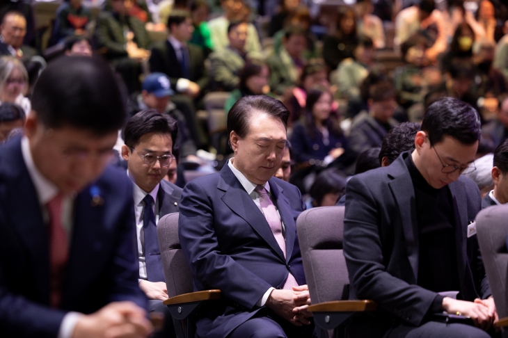 윤석열 대통령이 25일 경기도 수원시 영통구 원천침례교회에서 열린 ‘3·1운동 105주년 기념예배’에 참석해 기도하고 있다. 대통령실 제공