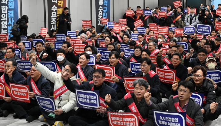 대한의사협회(의협) 산하 전국 16개 시도 의사들이 25일 서울 용산구 의협회관에서 열린 ‘의대 정원 증원 저지를 위한 전국 의사 대표자 확대회의’에서 구호를 외치고 있다. 홍윤기 기자