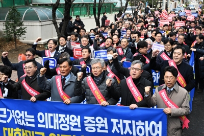 의협 “정부, MZ 전공의 달래주는 게 먼저”... ‘적반하장’에 허탈