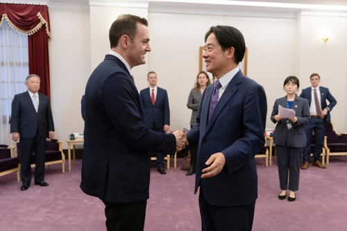 마이크 갤러거(왼쪽) 미국 하원 중국특위 위원장이 22일 대만을 방문해 라이칭더 총통 당선인을 만나고 있다. 타이베이 로이터 연합뉴스