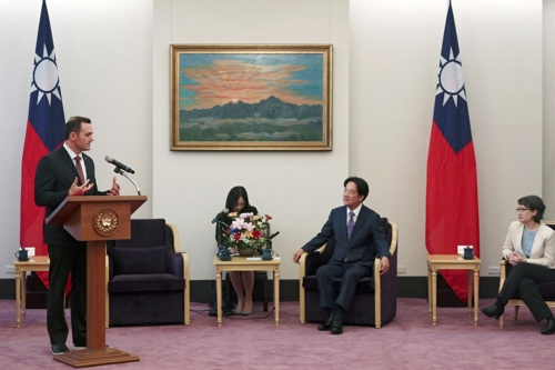 마이크 갤러거(왼쪽) 미국 하원 중국특위위원장이 22일 대만을 방문해 라이칭더 총통 당선인을 만나고 있다. 타이베이 로이터 연합뉴스