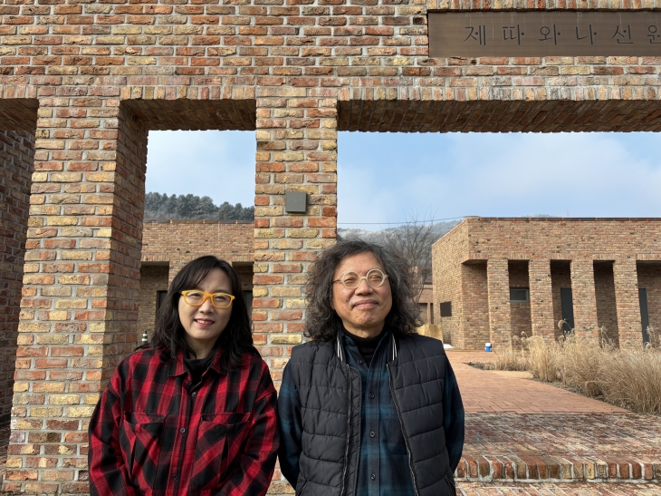 제따와나선원 일주문 앞에서 만난 노은주(왼쪽) 소장과 임형남 소장. 함혜리 제공