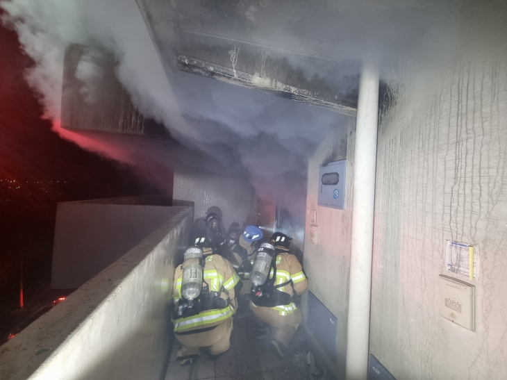 26일 강원 횡성군 횡성읍의 한 아파트에서 화재가 발생했다. 강원소방본부 제공
