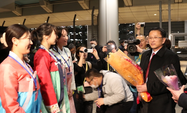 꽃다발 받은 북한 여자축구 대표팀 관계자
