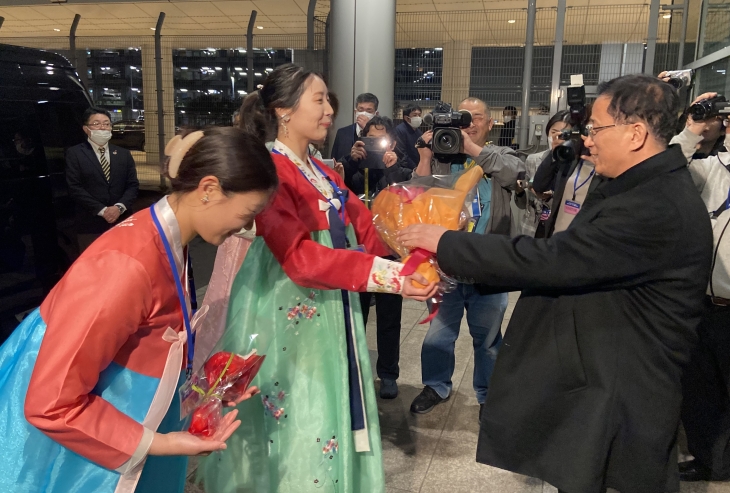 북한 여자축구 대표팀에 꽃다발 건네는 여성들