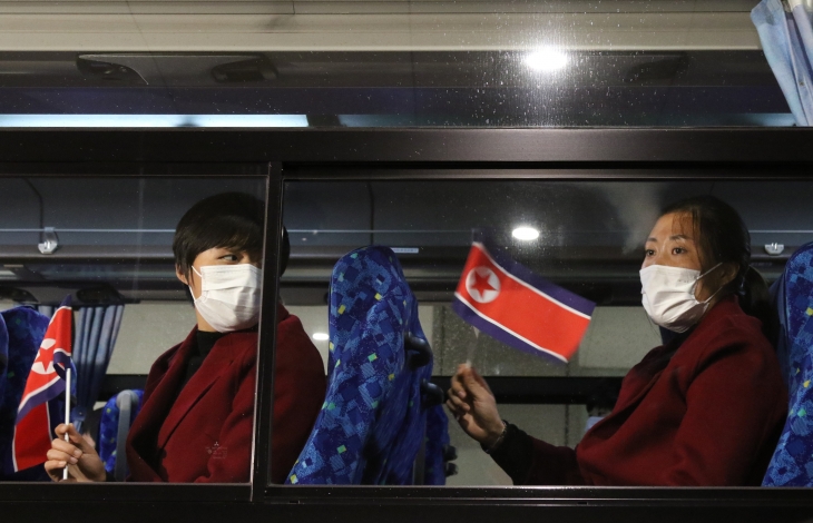 취재진에 인사하는 북한 여자축구 대표팀 선수들