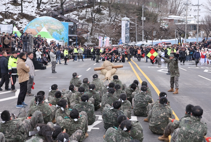 강원 삼척 정월대보름제의 백미인 기줄다리기 대회가 25일 엑스포광장에서 열렸다. 삼척시 제공