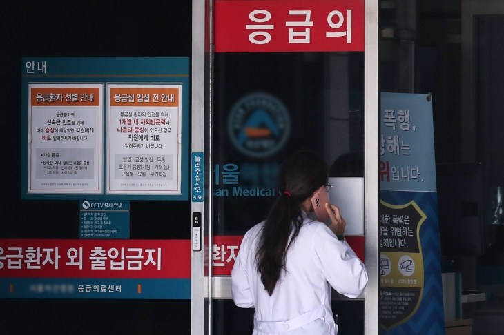 정부의 의대 정원 증원에 반발한 전공의들이 집단 이탈을 시작한 지 일주일째인 26일 서울 송파구 아산병원 응급의료센터에서 의료진이 발걸음을 옮기고 있다. 뉴스1