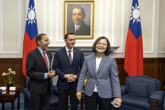 지난 22일 차이잉원(오른쪽) 대만 총통이 대만 타이베이에서 미국 공화당 마이크 갤러거(가운데) 하원의원, 민주당 라자 크리슈나무르티 하원의원을 만나고 있다. 대만총통실 제공 AP 연합뉴스