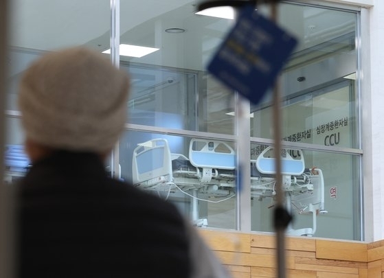 25일 오전 한 환자가 서울 시내 한 대형병원 중환자실 인근을 지나치고 있다. 연합뉴스