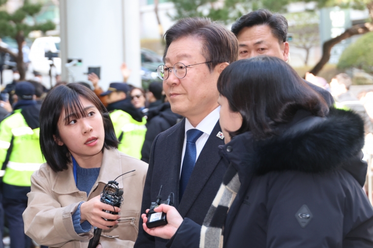 이재명 대표가 26일 서울 서초구 서울중앙지방법원에서 열린 공직선거법 위반 혐의 관련 1심 속행공판에 출석하고 있다. 2024.2.26 연합뉴스