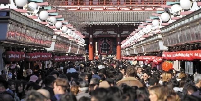일본 도쿄의 인기 관광지인 아사쿠사의 나카미세 거리 상점가가 관광객으로 가득 찬 모습. EPA 연합뉴스