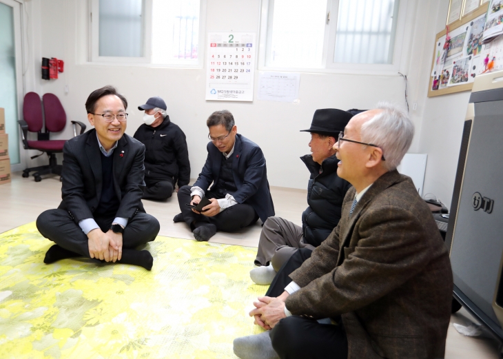 유성훈(왼쪽 첫 번째) 서울 금천구청장이 지난 1월 한 경로당에서 새해맞이 지역살피미 활동에 나서 어르신들과 대화하고 있다. 금천구 제공