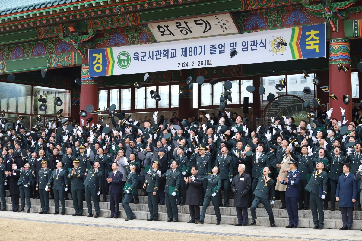임관 자축하는 임관장교들
