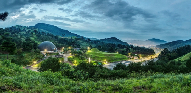 경북 고령군 대가야읍을 감싸주는 지산리 주산의 가야국 최고의 지산동 고분군과 주산 기슭에 자리 잡고 있는 대가야 왕릉전시관 모습, 인근 대가야박물관에서는 대가야의 역사와 문화를 한 눈에 볼 수 있다. 고령군 제공