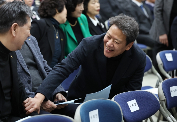 임종석 전 대통령 비서실장이 지난 7일 오후 서울 성동구청에서 열린 서울특별시새마을회 제18~19대 회장 이임식 및 제20대 회장 취임식에 참석해 인사하고 있다. 2024.2.7. 연합뉴스