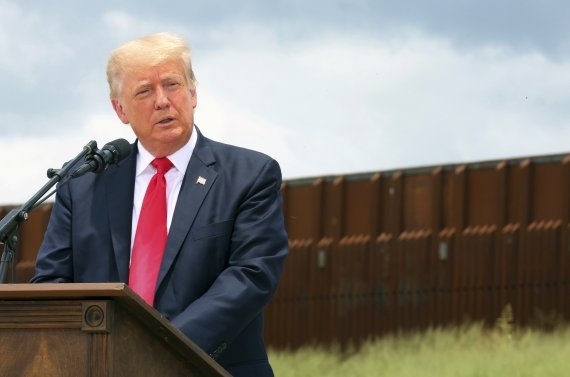 도널드 트럼프 전 미국 대통령이 퇴임 이후인 2021년 6월 텍사스주 히달고 카운티를 방문한 당시 국경장벽을 배경으로 연설하고 있다. AP 뉴시스