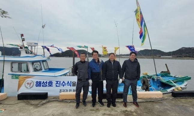 제자에게 선물한 어선 진수식. 신안군 제공