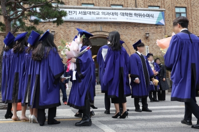 “의사, 받은 혜택 사회 돌려줘야” 서울대 의대 졸업식 ‘뼈 있는 축사’