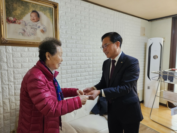 김석필 천안시 부시장이 고 이장수 애국지사의 유족을 찾아 위문품을 전달하고 있다. 시 제공